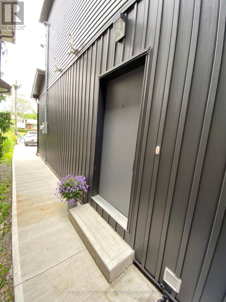 Welland (n. Welland), ON L3C3C1,618 Clare AVE #LOWER