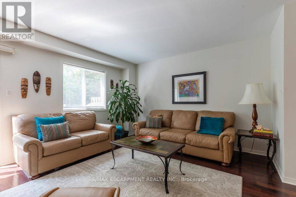 Hamilton (dundas), ON L9H7A6,31 Moss BLVD #1
