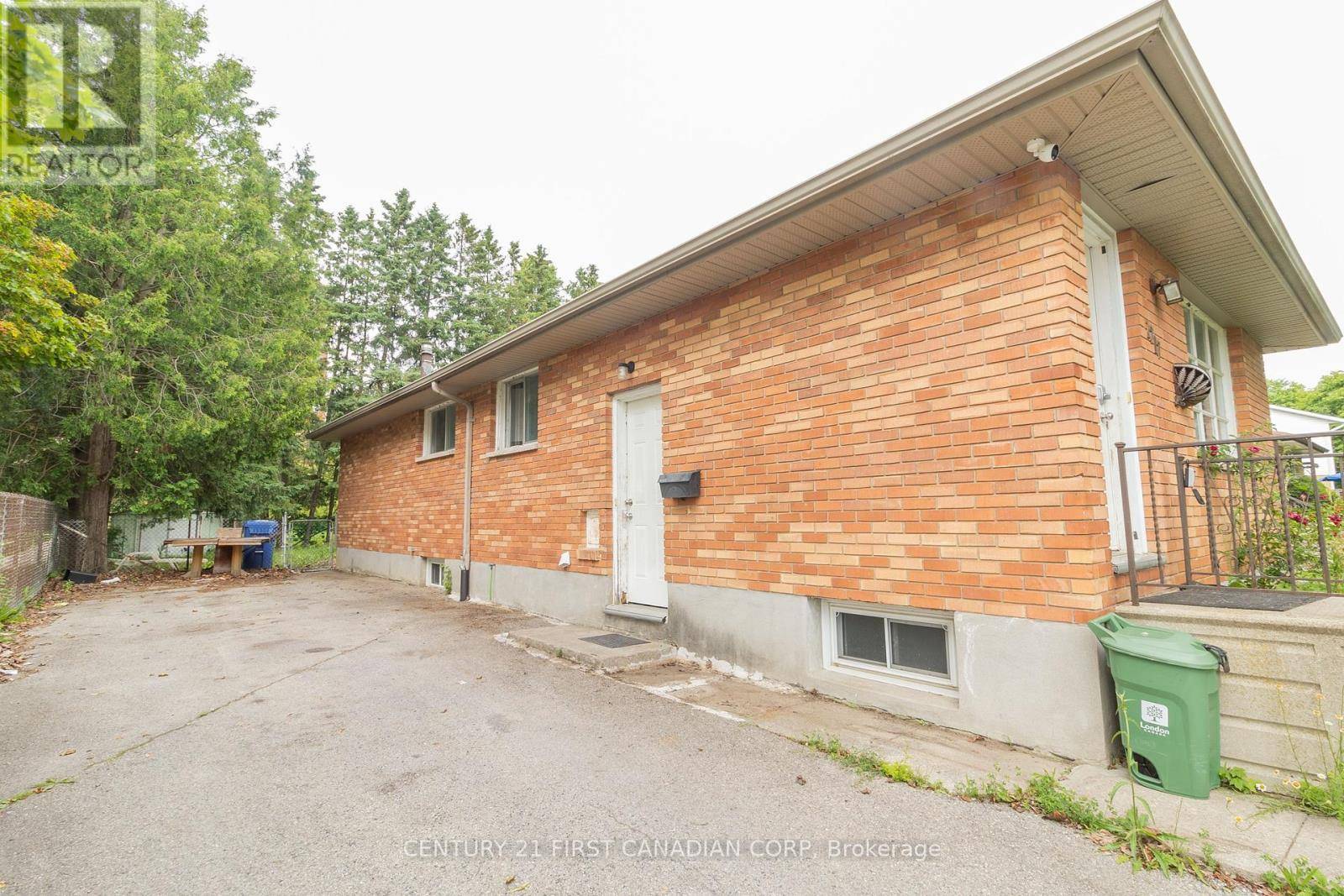 London East (east C), ON N5Y4E3,1217 VICTORIA DRIVE E