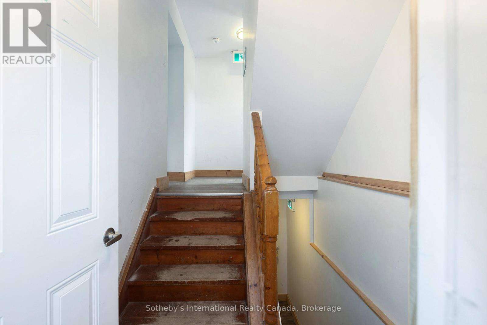 Blue Mountains, ON L9Y0M1,210 ARLBERG CRESCENT