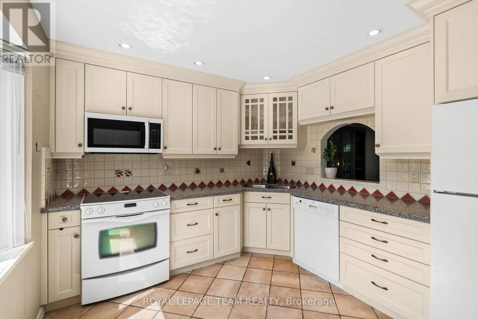 Ottawa, ON K2C3K1,1011 Prince Of Wales DR #4