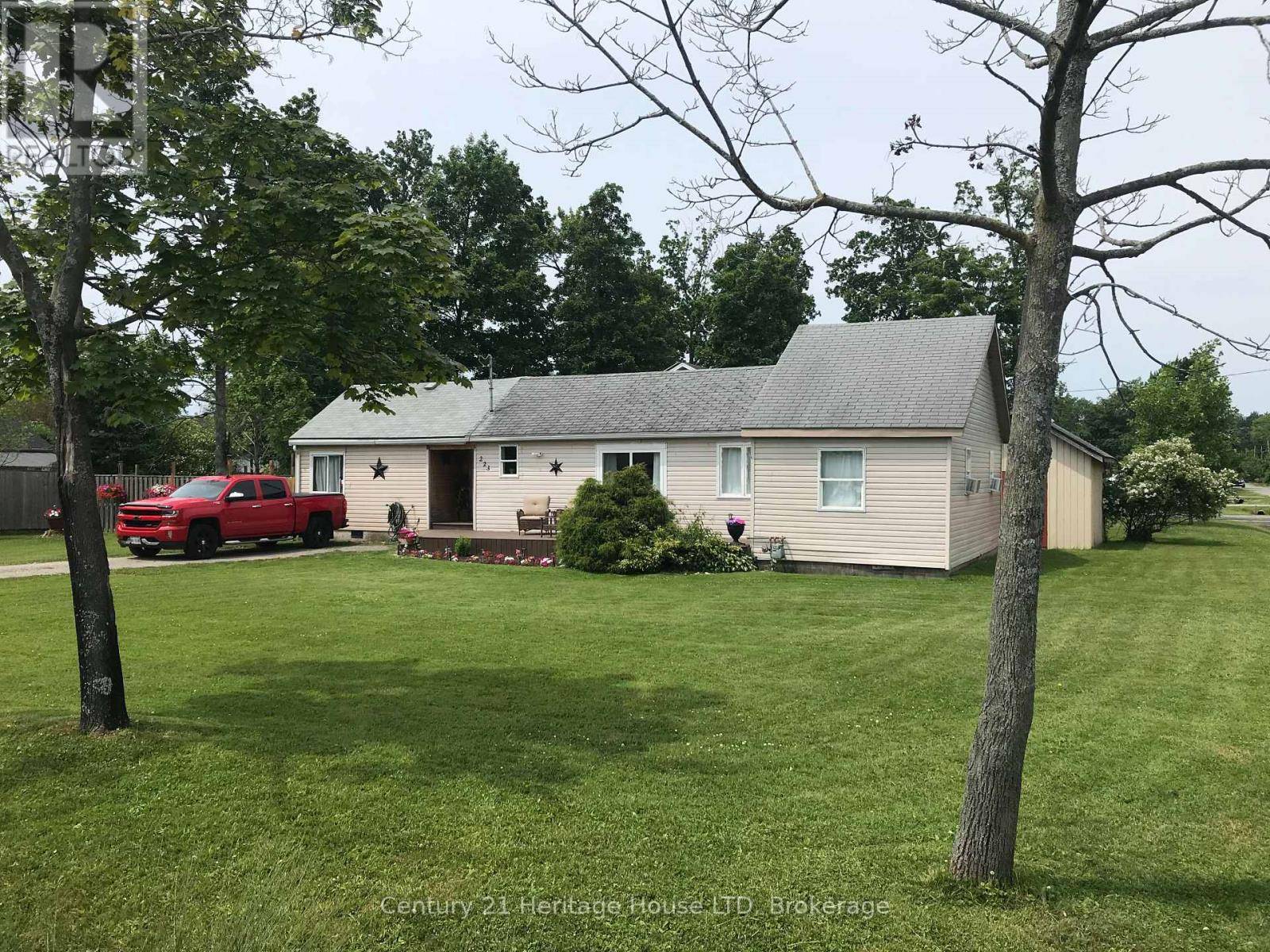 Fort Erie (ridgeway), ON L0S1N0,223 BERNARD AVENUE