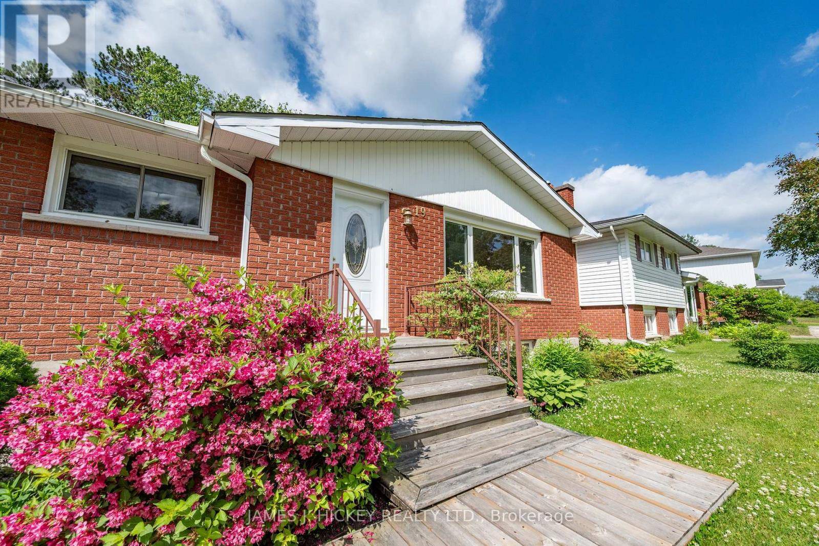 Deep River, ON K0J1P0,19 WOLFE AVENUE