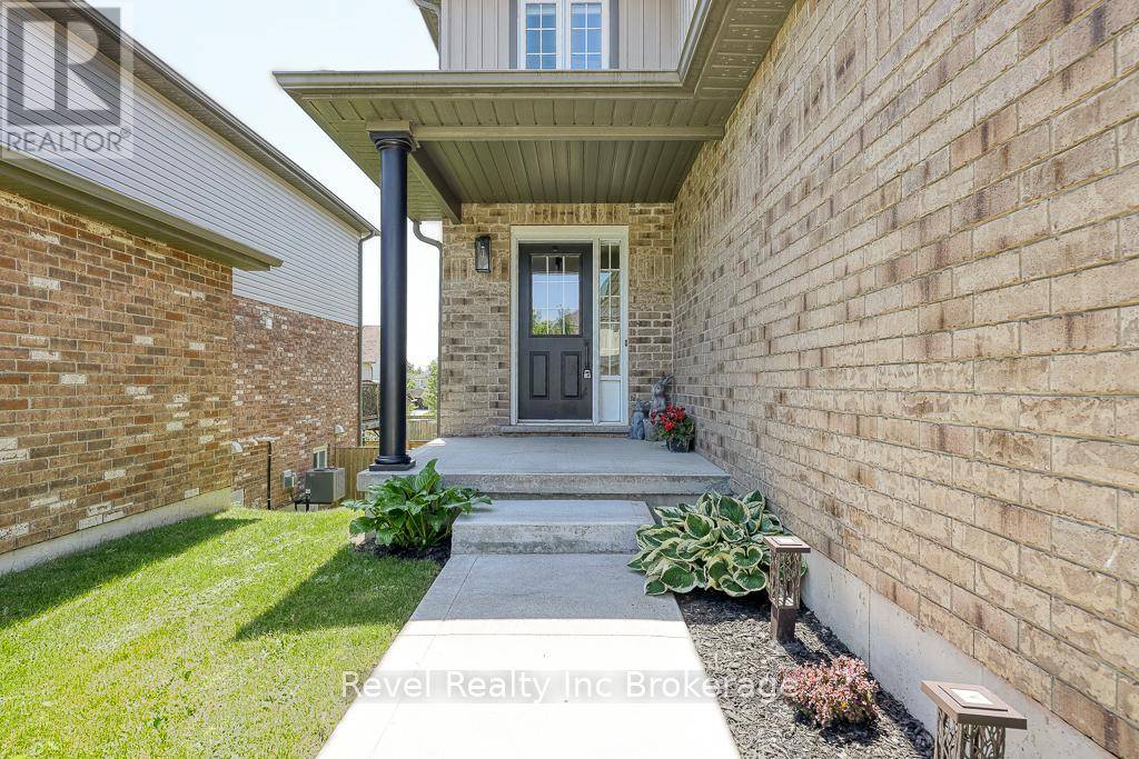 Woodstock (woodstock - South), ON N4V0A8,867 FRONTENAC CRESCENT