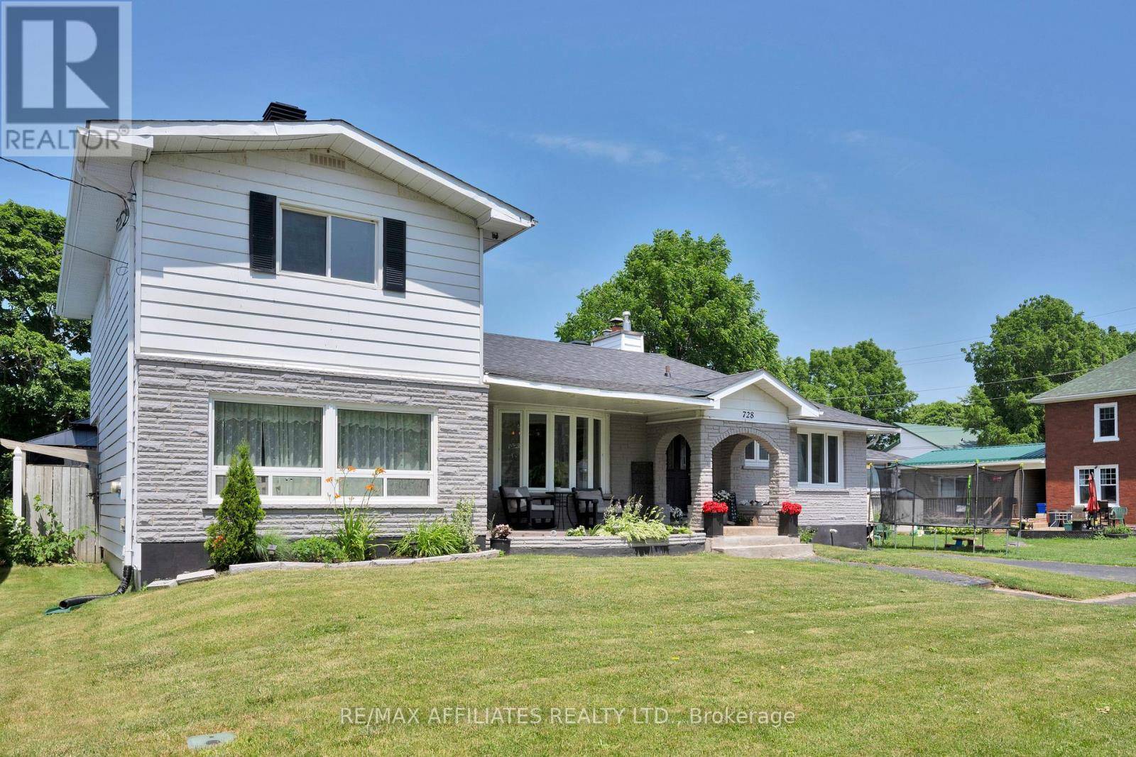 Prescott, ON K0E1T0,728 JAMES STREET W
