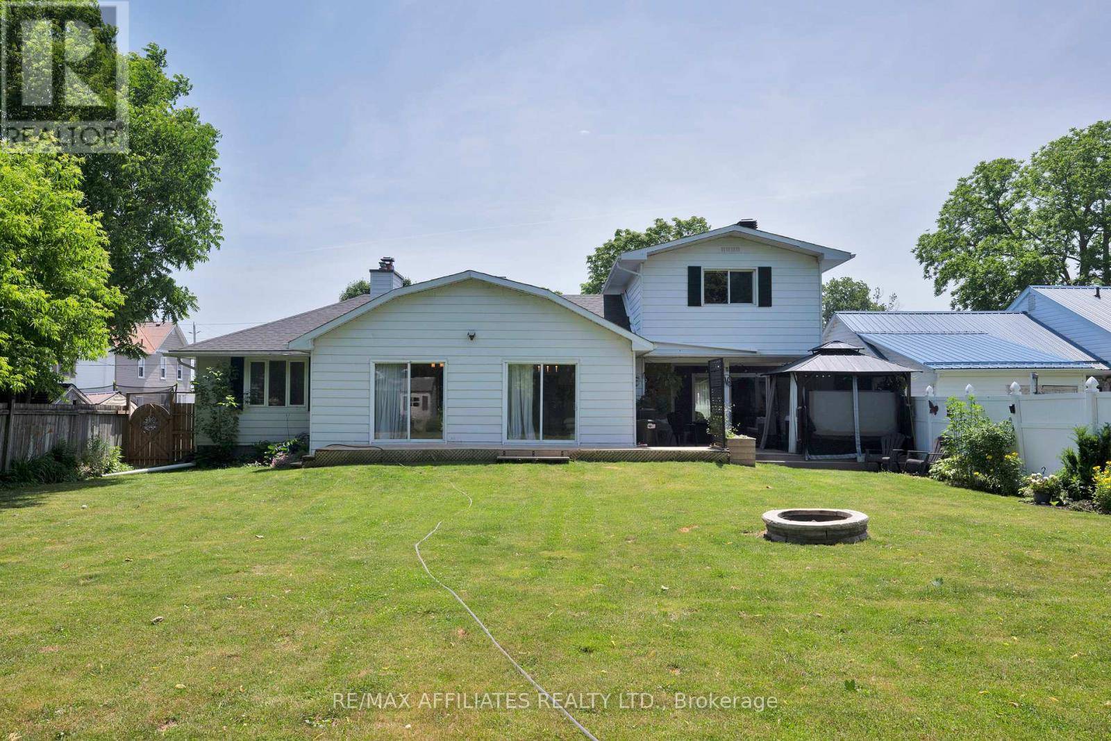 Prescott, ON K0E1T0,728 JAMES STREET W
