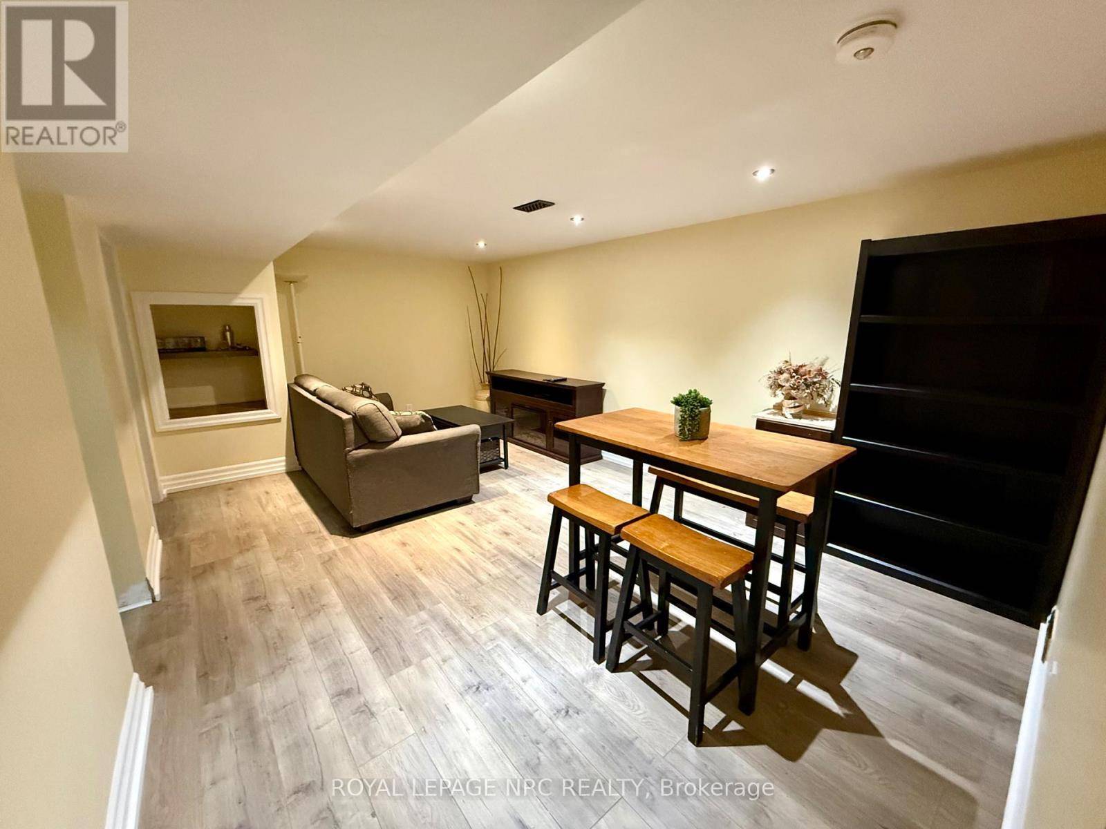 Welland (n. Welland), ON L3C3J4,77 Woodlawn RD #2