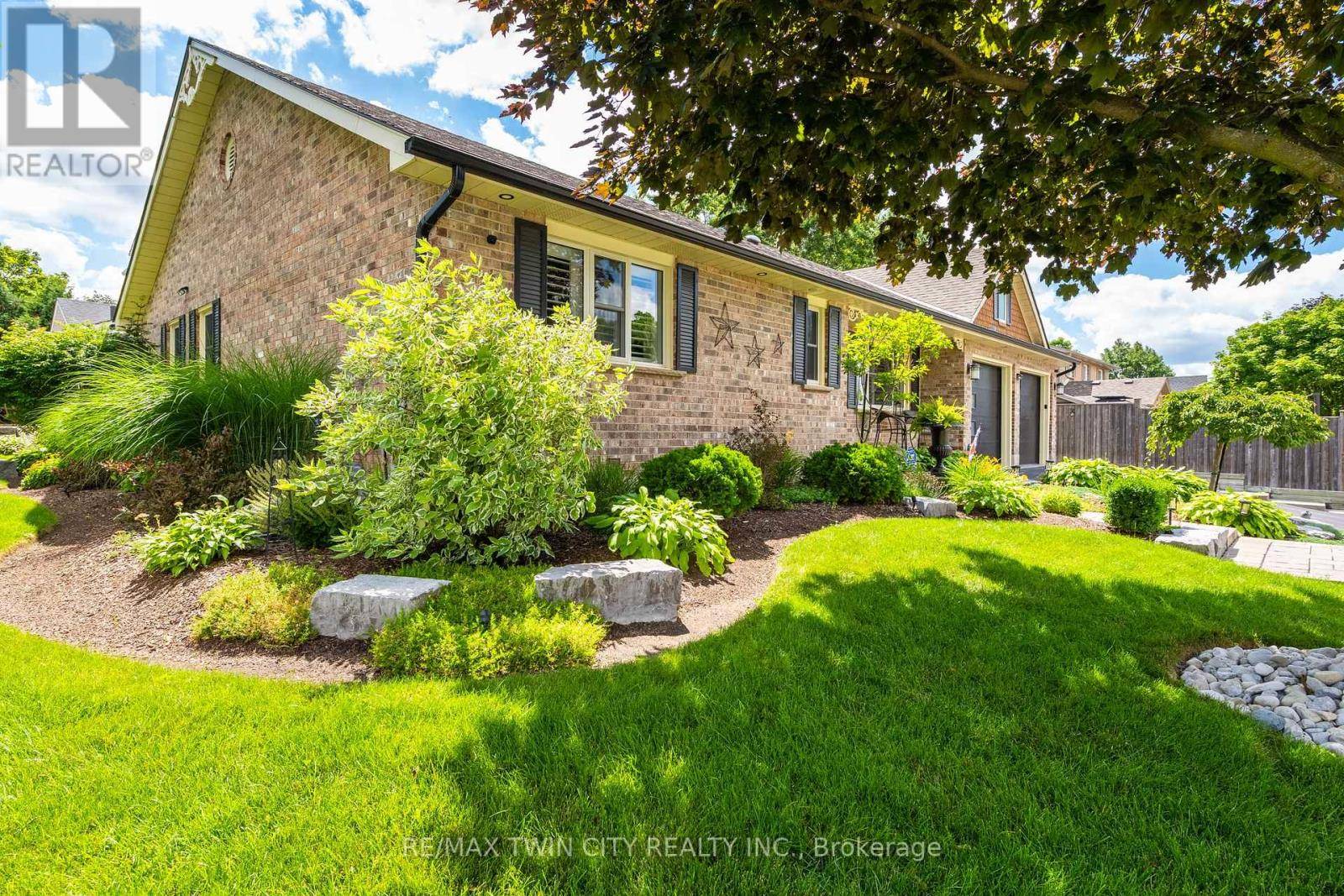 Cambridge, ON N1R8A2,71 SANTA MARIA DRIVE
