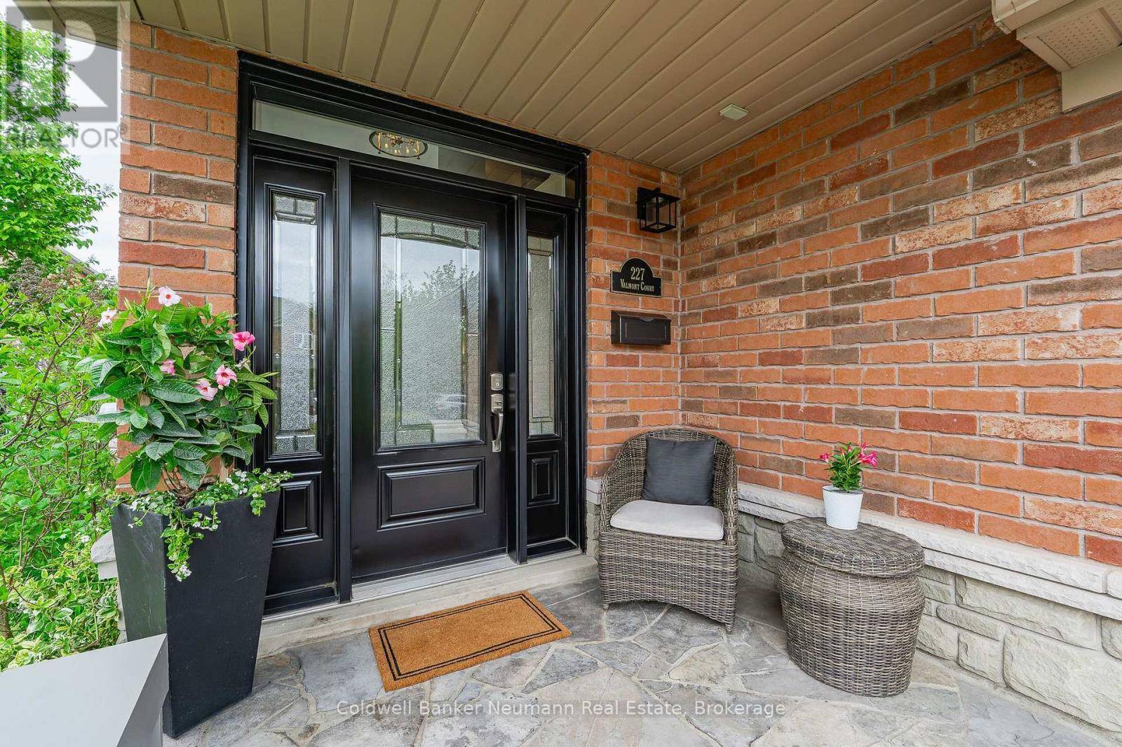 Hamilton (ancaster), ON L9G5A1,227 VALMONT COURT