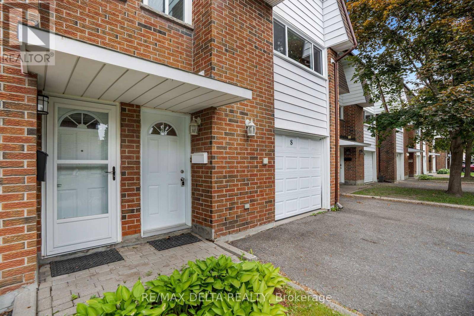 Ottawa, ON K1B4N6,2296 Orient Park DR #8