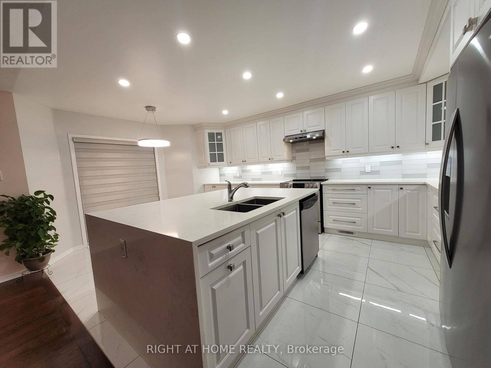 Ottawa, ON K2J5N8,239 HIGHPOINTE CRESCENT