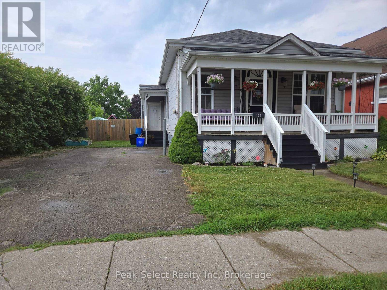 St. Thomas, ON N5R2N2,104 ERIE STREET