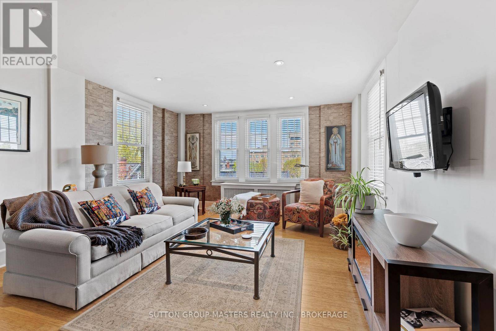 Kingston (central City East), ON K7L3H2,67 Sydenham ST #404