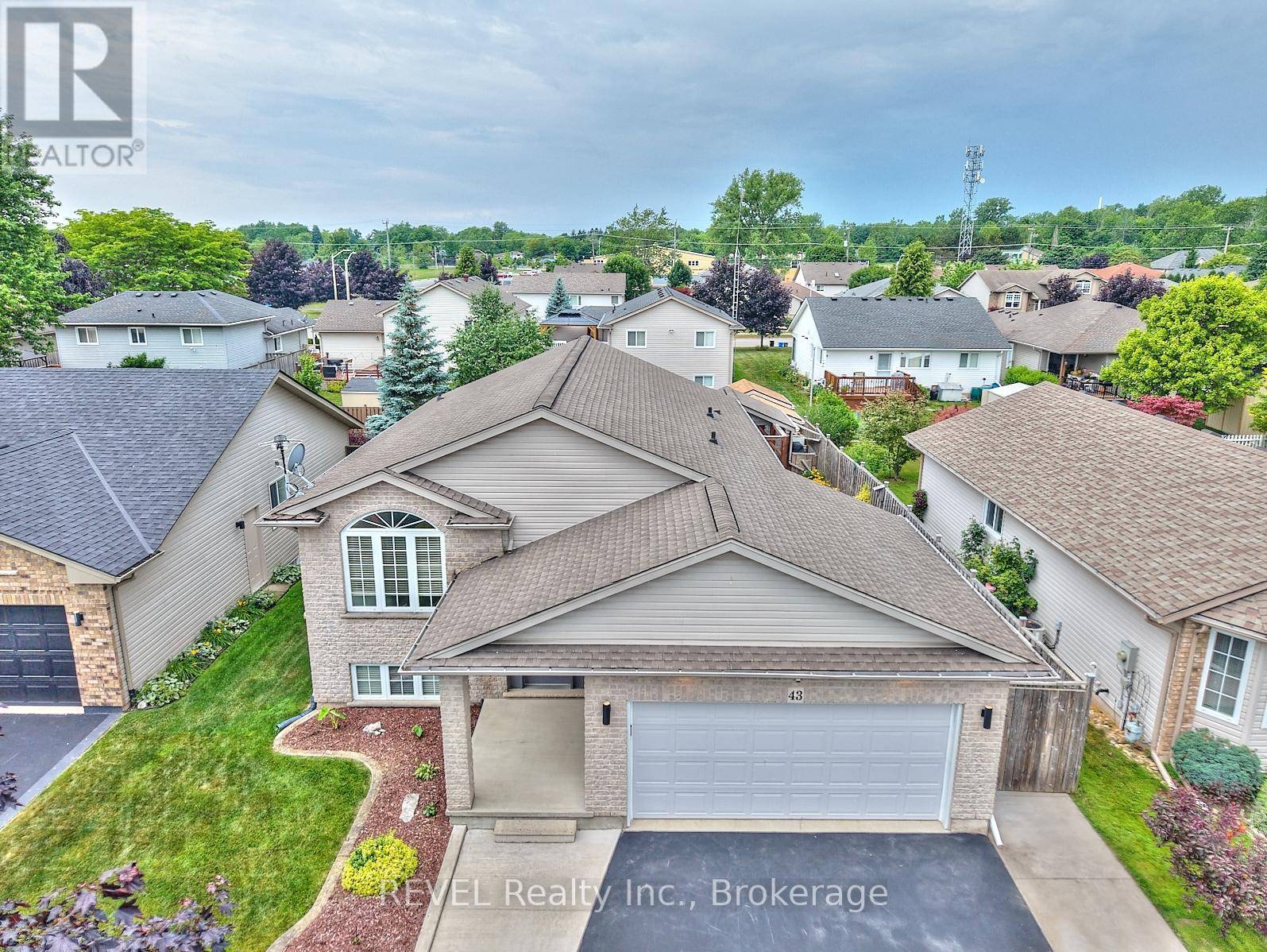 Fort Erie (ridgeway), ON L0S1N0,43 ROCHELLE CRESCENT