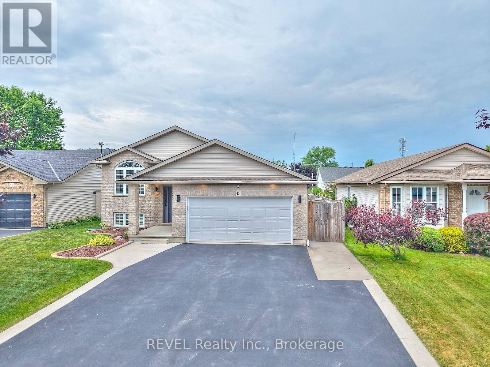Fort Erie (ridgeway), ON L0S1N0,43 ROCHELLE CRESCENT