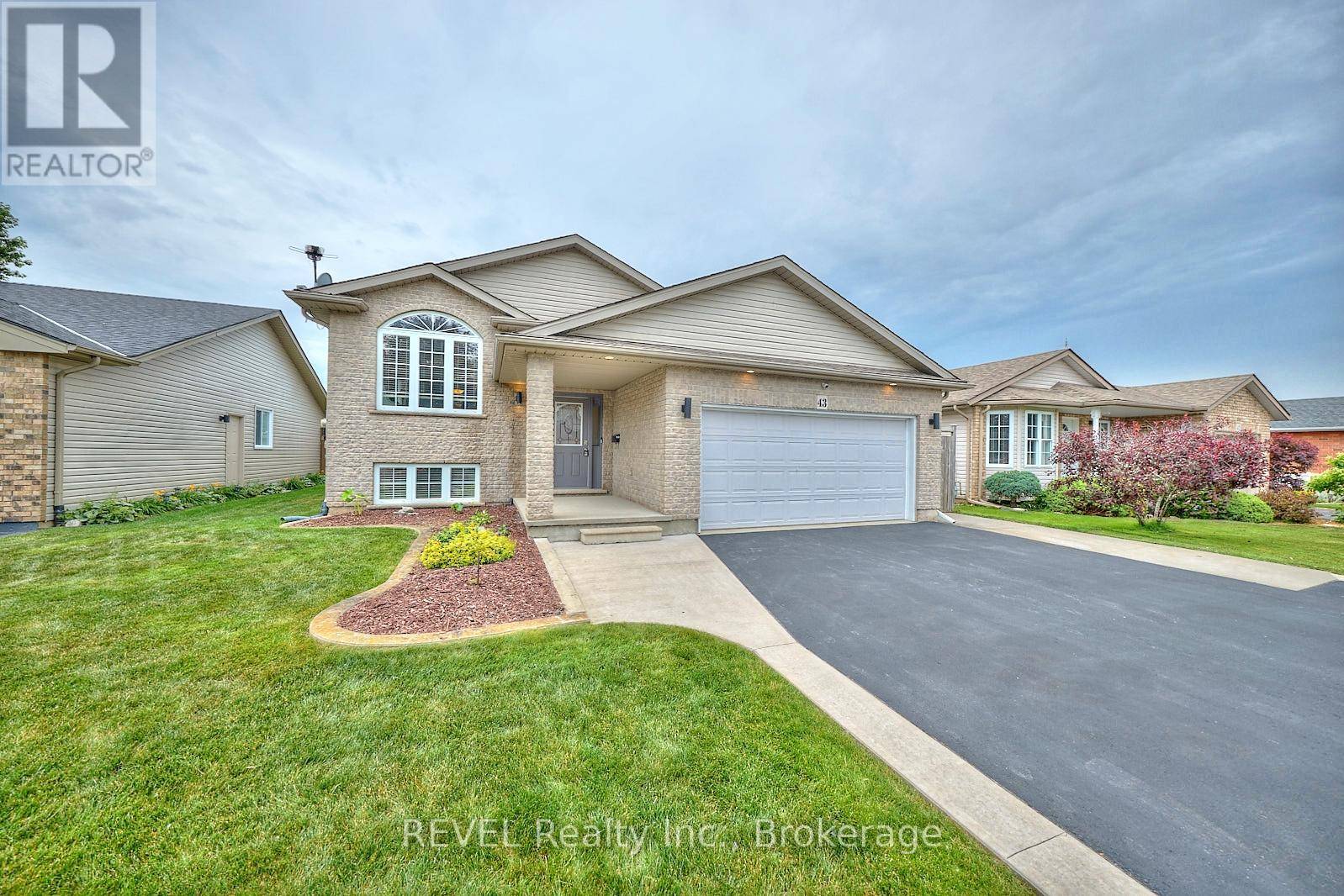 Fort Erie (ridgeway), ON L0S1N0,43 ROCHELLE CRESCENT