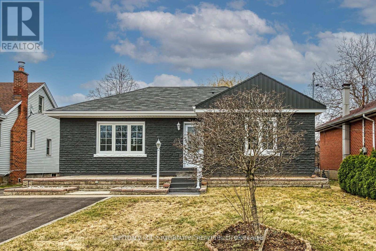 Hamilton (kentley), ON L8H2M4,346 POTTRUFF ROAD N