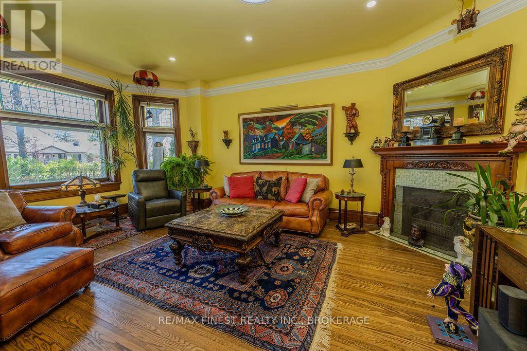 Greater Napanee (greater Napanee), ON K7R2B2,265 DUNDAS STREET W