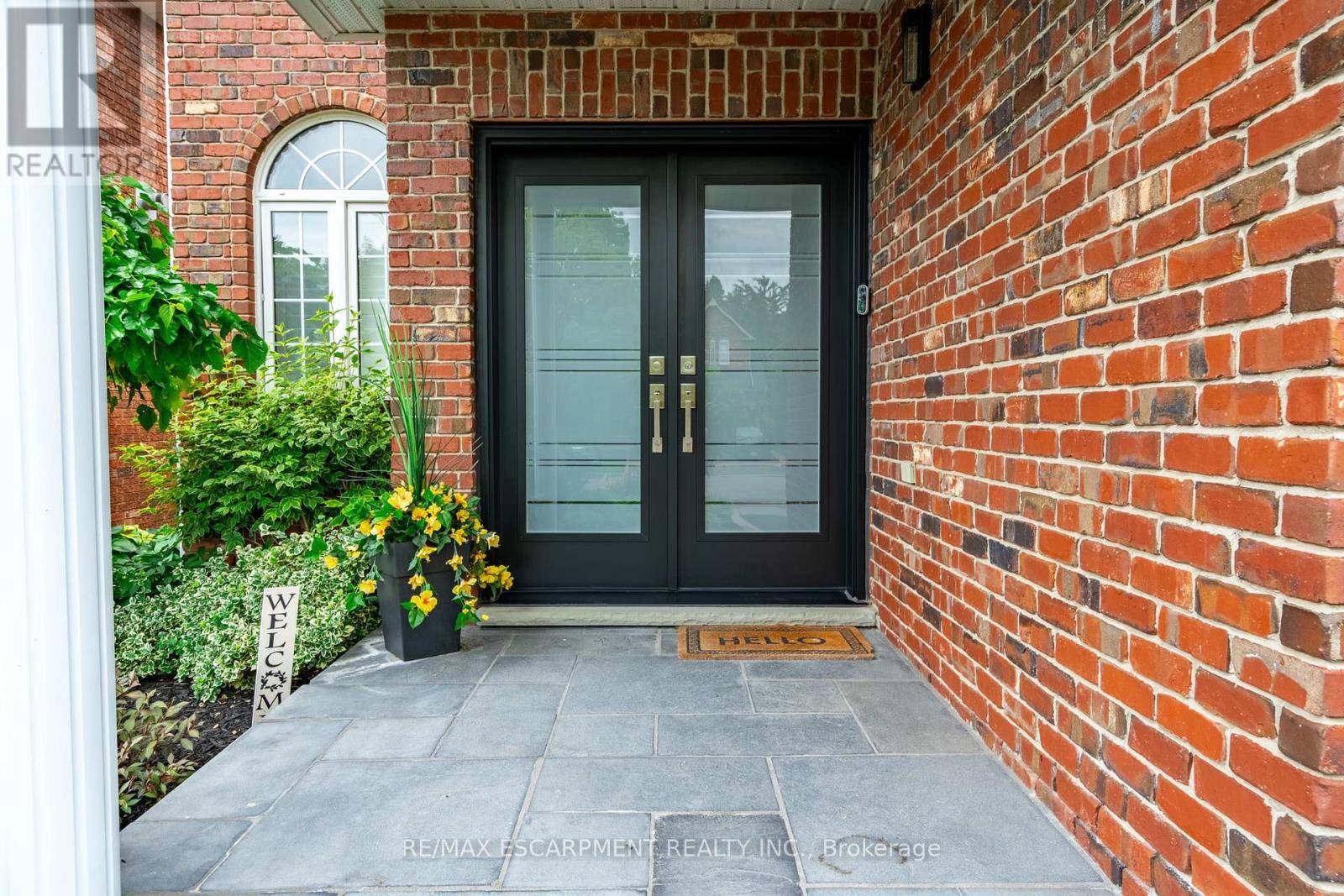 Hamilton (waterdown), ON L8B0K7,7 VOLTERRA COURT