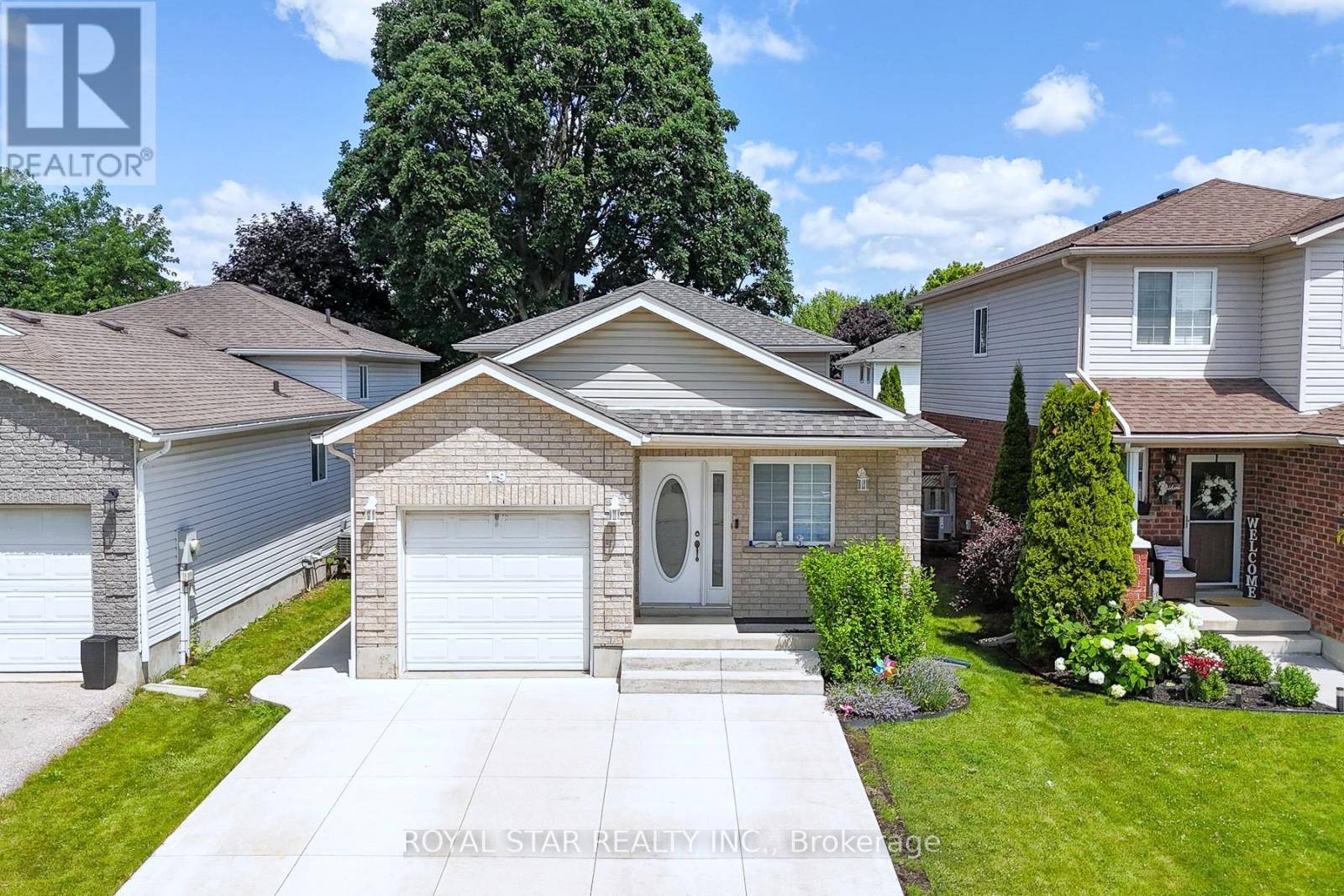 Cambridge, ON N1P1E9,19 LANGLAW DRIVE