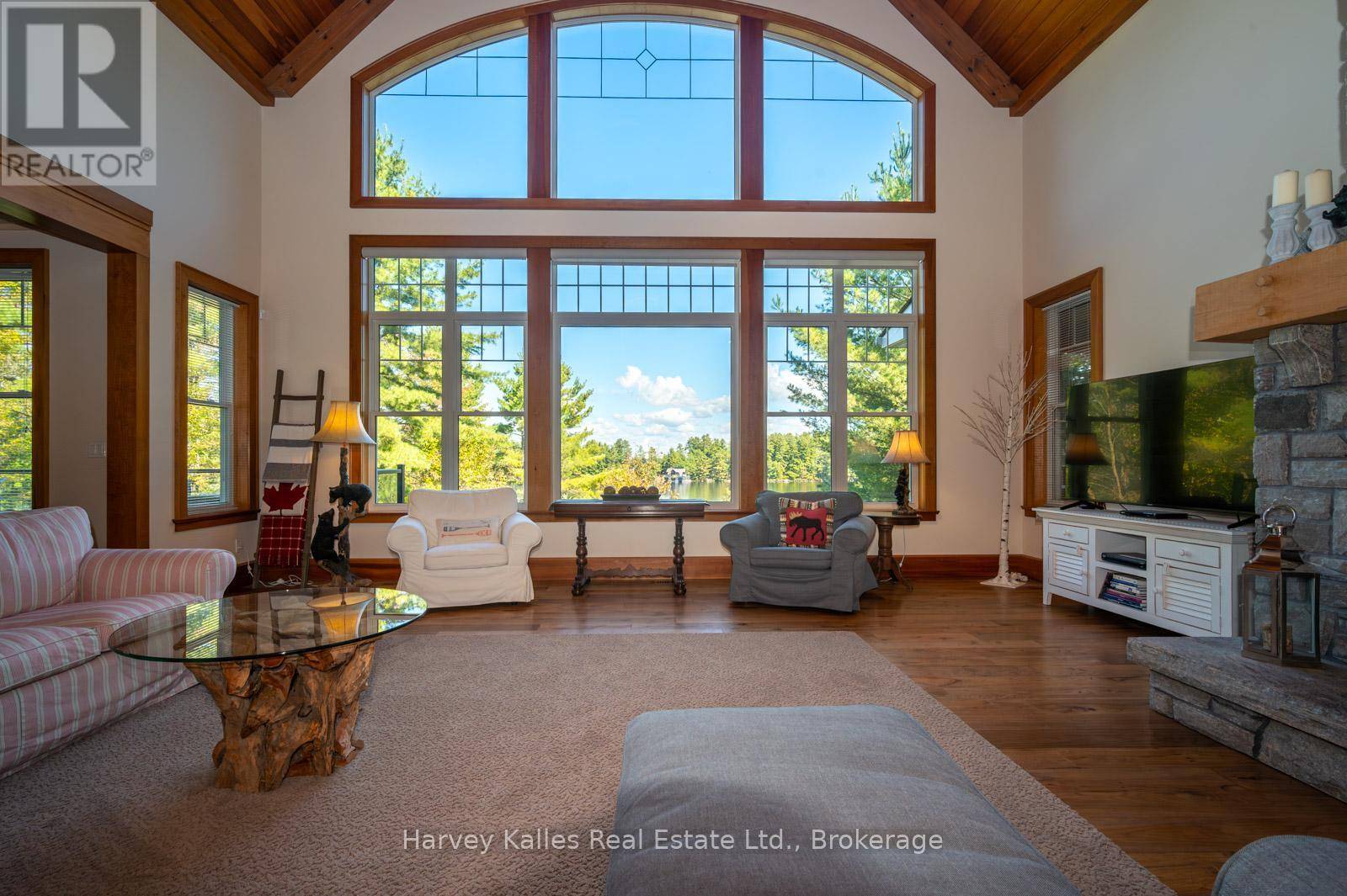 Gravenhurst (muskoka (s)), ON P1P1R2,1045 LAKESHORE DRIVE