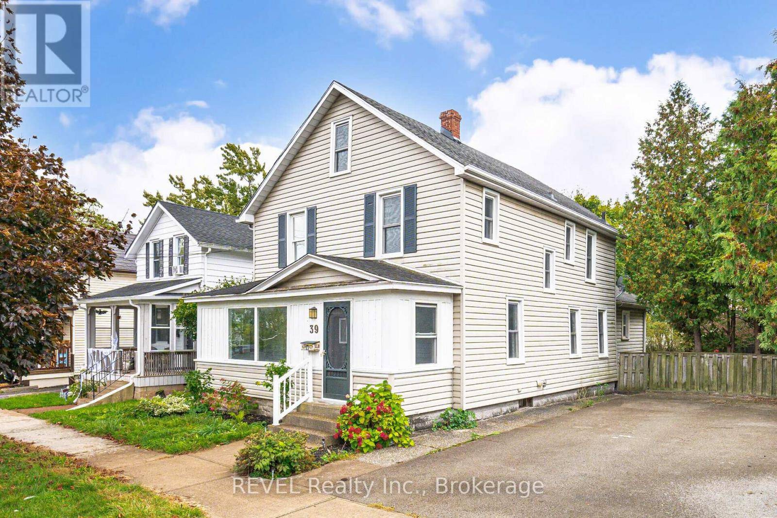 Fort Erie (central), ON L2A2V3,39 PHIPPS STREET