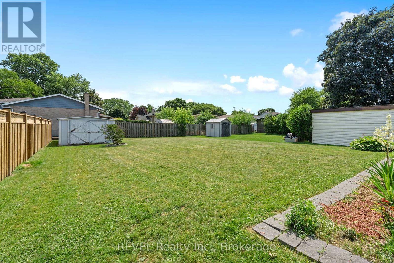 St. Catharines (lakeport), ON L2N4A5,52 DOROTHY STREET