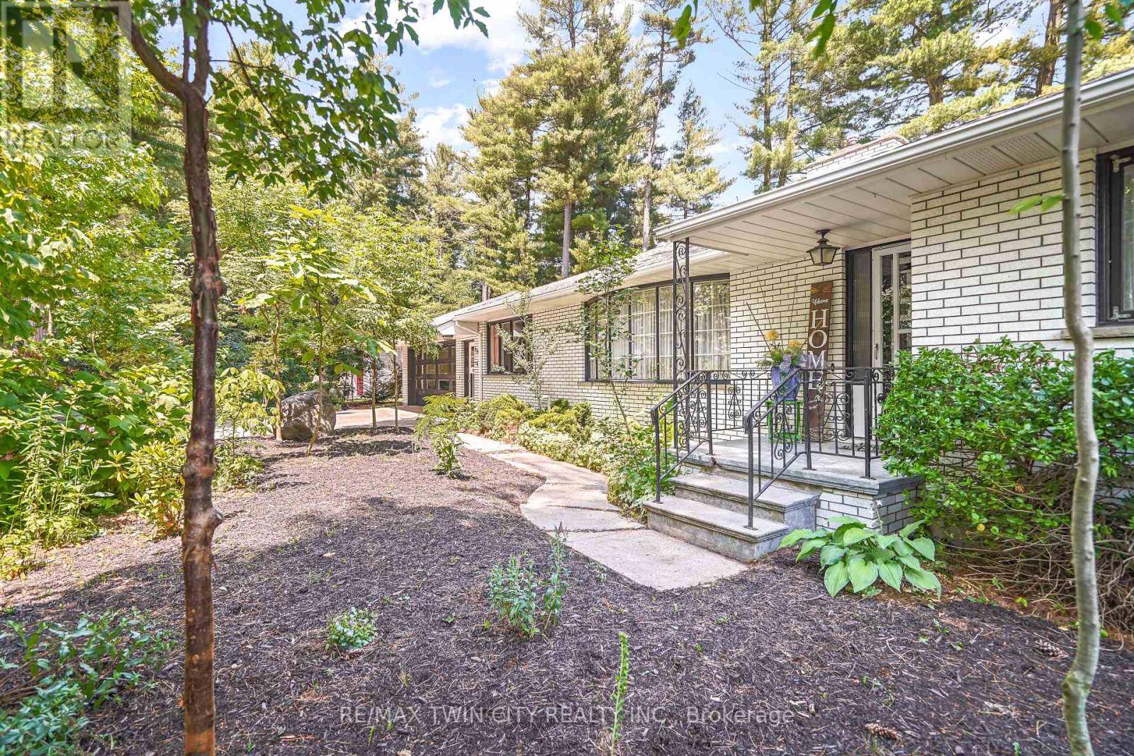 Norfolk (delhi), ON N4B2G7,667 GAGE STREET