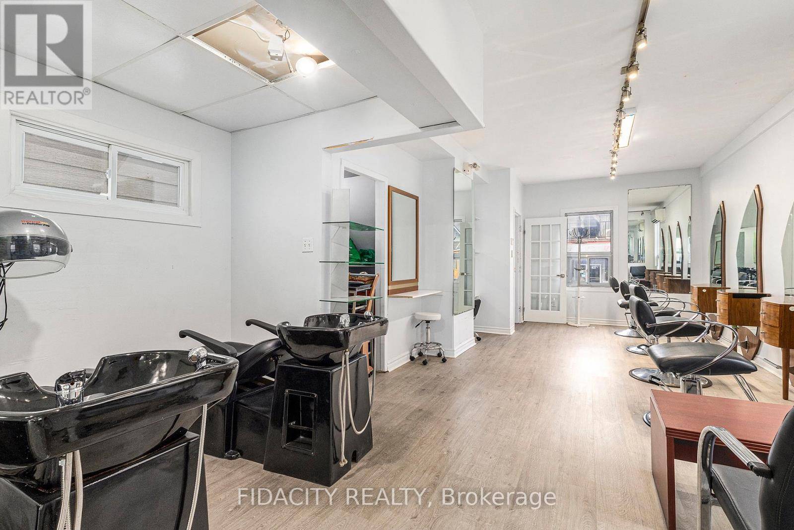 Ottawa, ON K1R5K4,640 SOMERSET STREET W