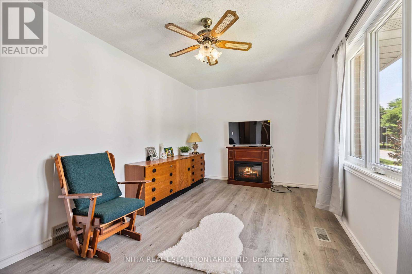 Sarnia, ON N7S5K5,106 HASTINGS CRESCENT E