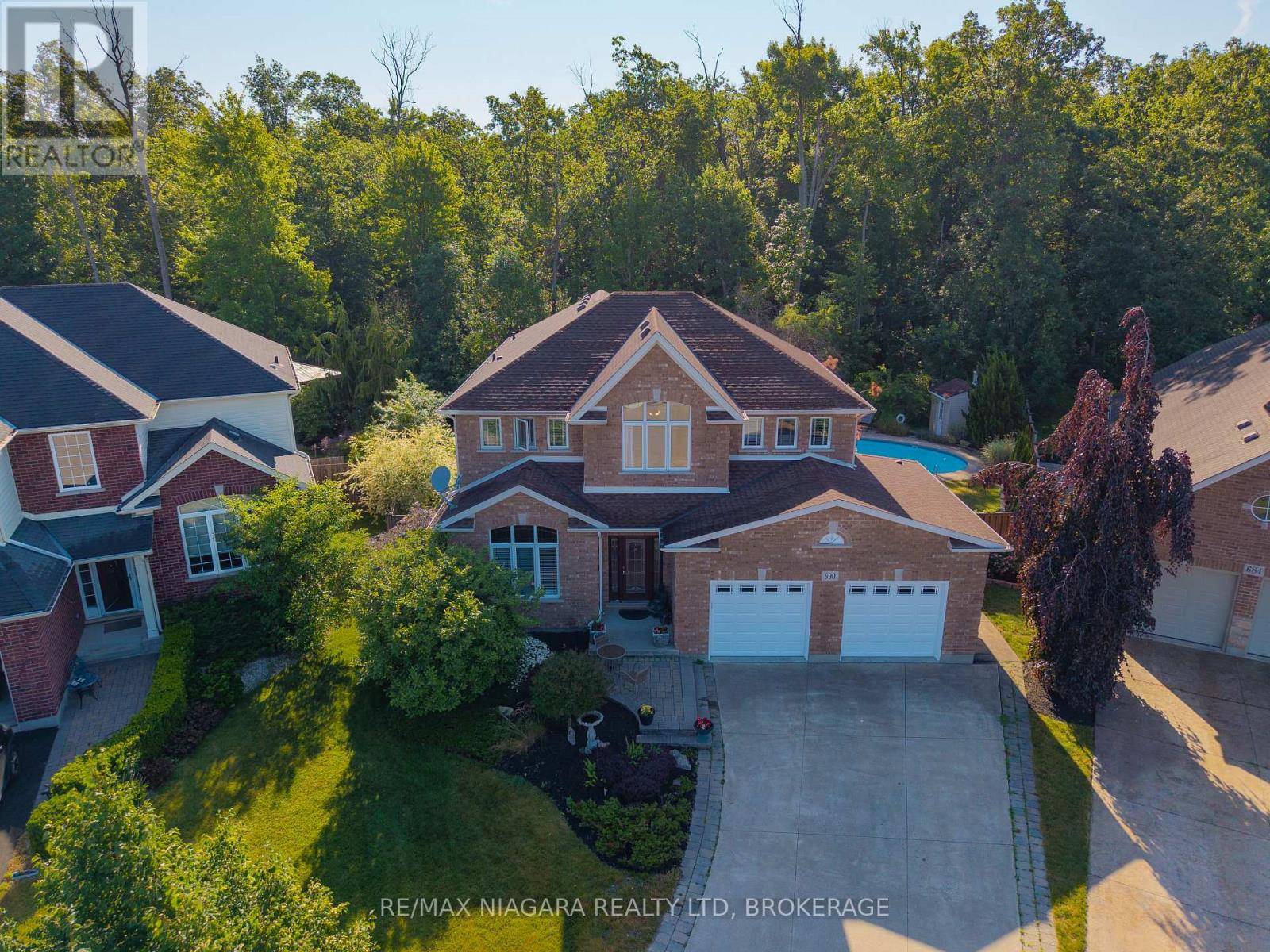 Fort Erie (crescent Park), ON L2A6W2,690 BRIAN STREET