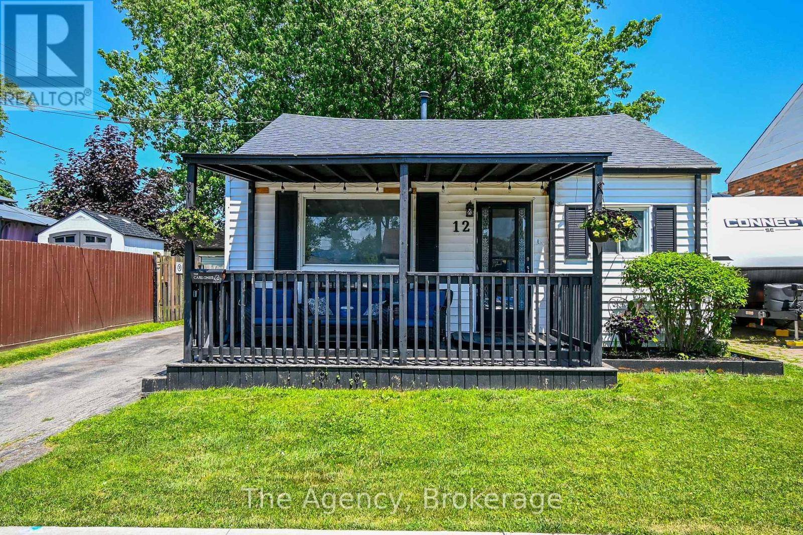 Welland (lincoln/crowland), ON L3B4W8,12 AJAX AVENUE