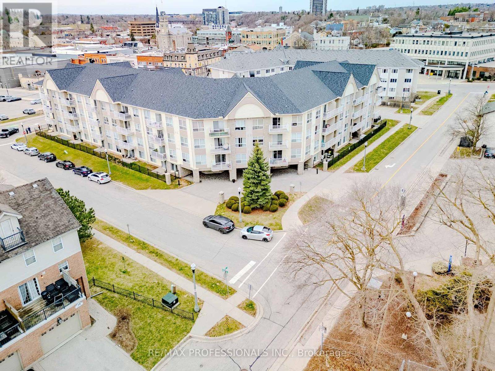 Cambridge, ON N1R8R1,8 Harris ST #422