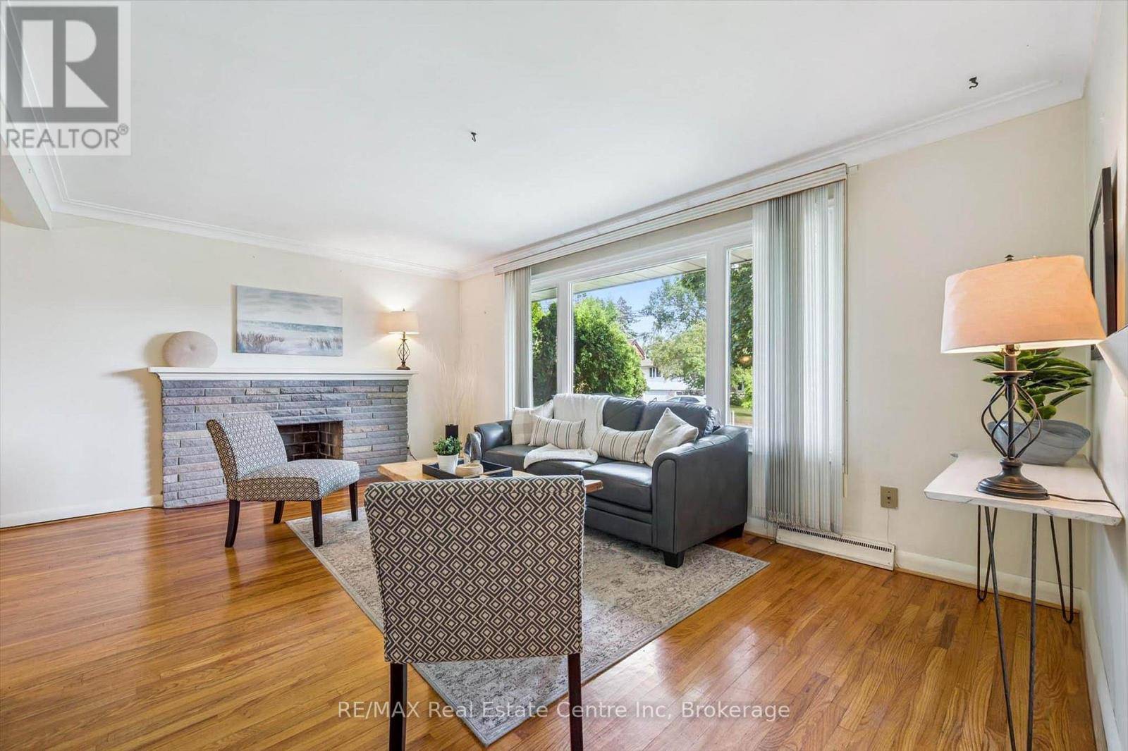 Guelph (dovercliffe Park/old University), ON N1G1H1,29 ECHO DRIVE