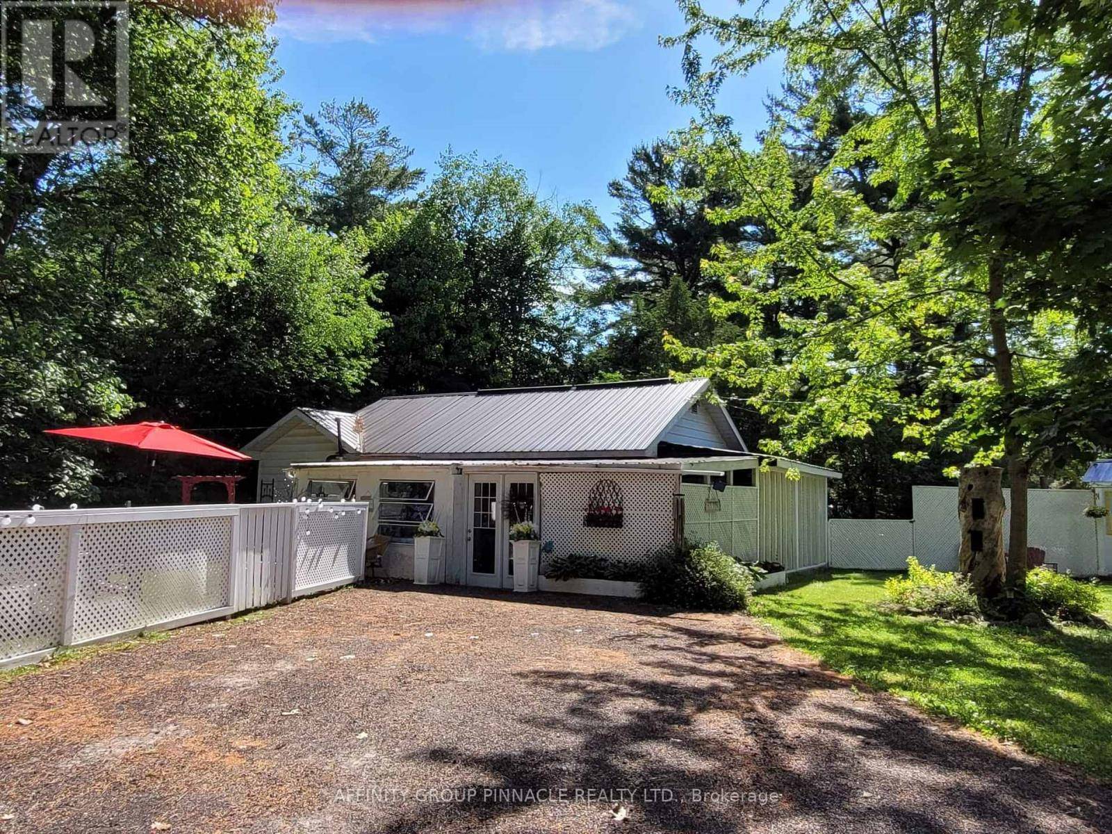 Kawartha Lakes (verulam), ON K0M1A0,8 PARKHILL DRIVE