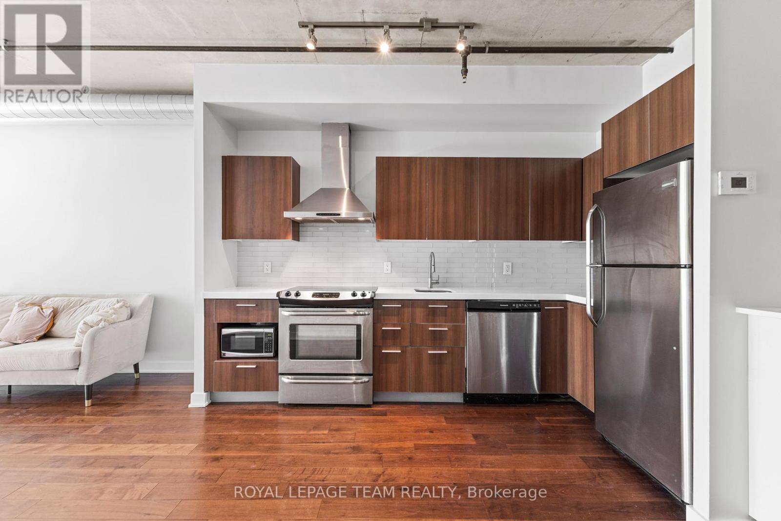 Ottawa, ON K2P1A4,340 Mcleod ST #232