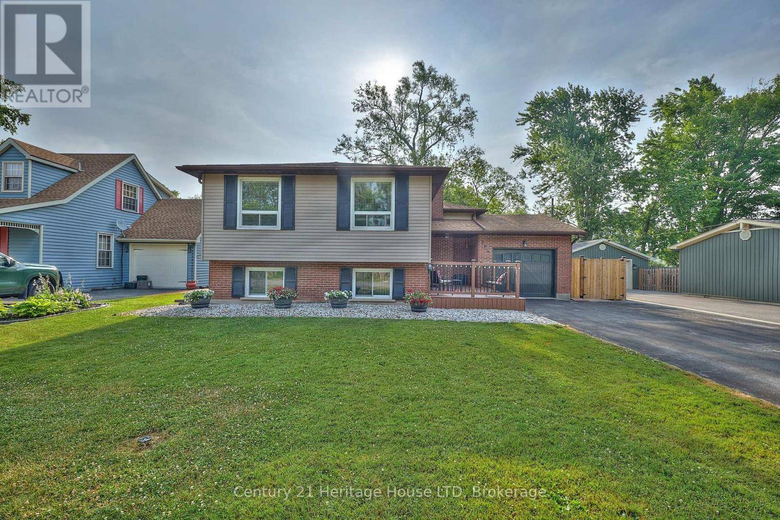 Fort Erie (crescent Park), ON L2A4Y1,564 LAKESIDE ROAD