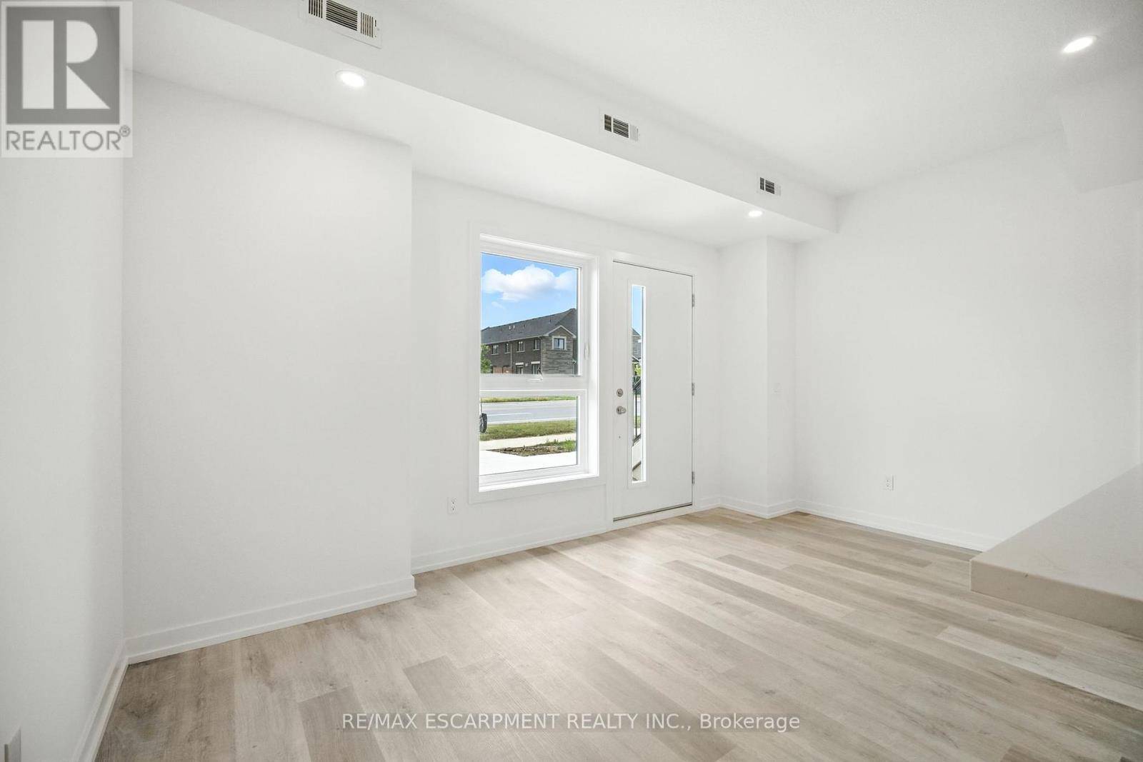 Hamilton (waterdown), ON L8B1Y4,203 BURKE STREET