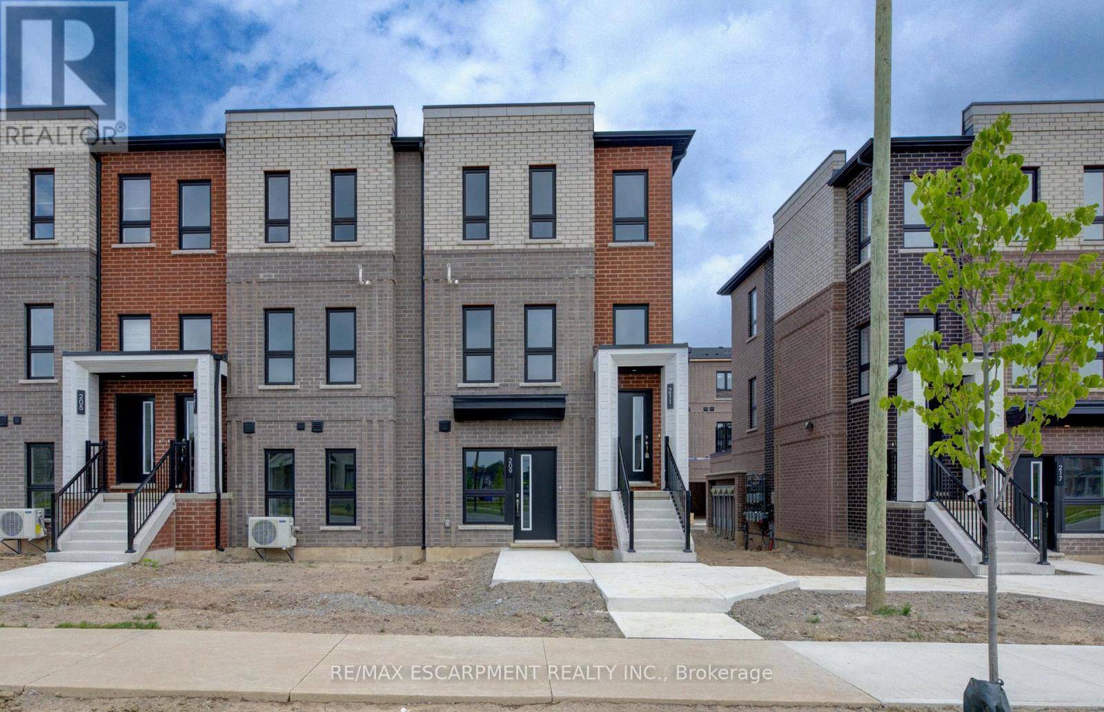 Hamilton (waterdown), ON L8B2A9,209 BURKE STREET