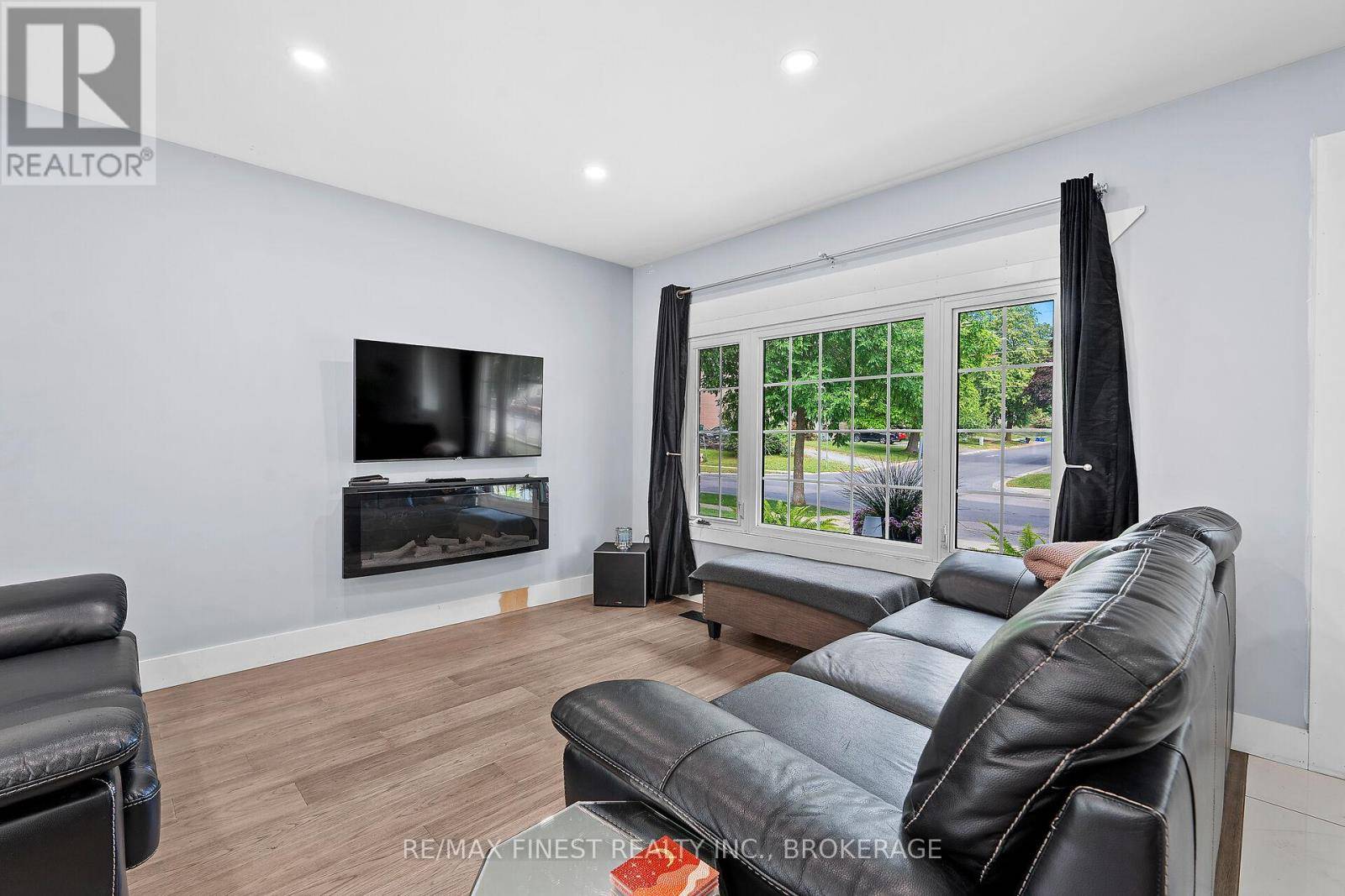 Kingston (rideau), ON K7K5X7,208 SUTHERLAND DRIVE