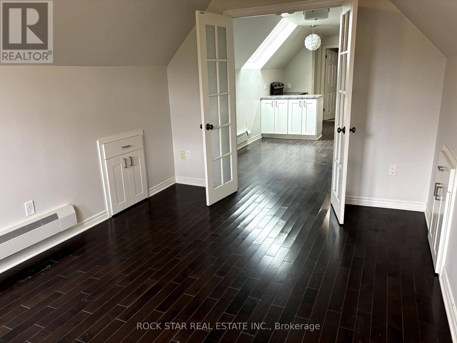 Hamilton (kirkendall), ON L8P3T7,UNIT 3/THIRD FLOOR - 322 QUEEN STREET S