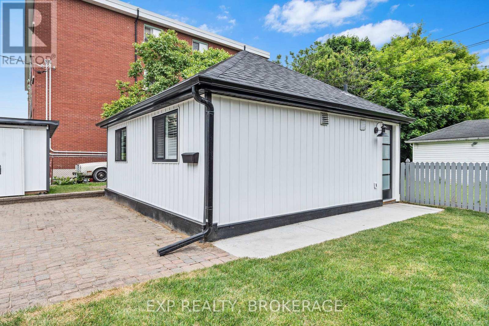 Kingston (central City East), ON K7L4M8,493 COLLEGE ST #4