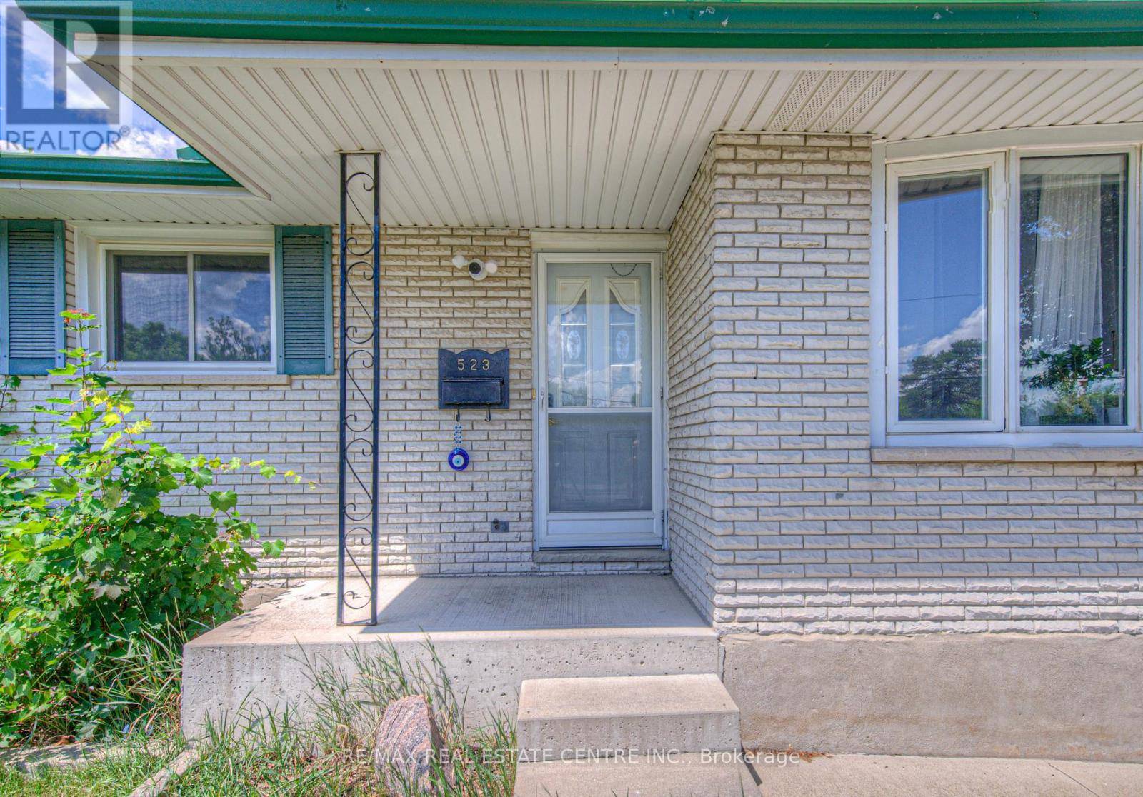 Cambridge, ON N3H2T3,523 DUNBAR ROAD