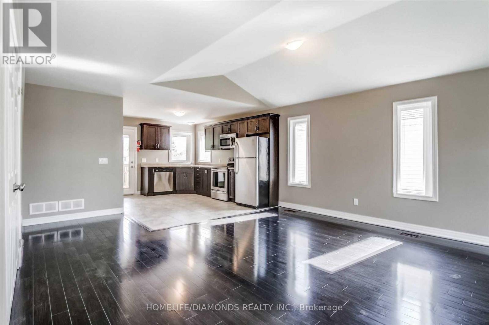 Welland (n. Welland), ON L3C0E1,22 TRENT AVENUE
