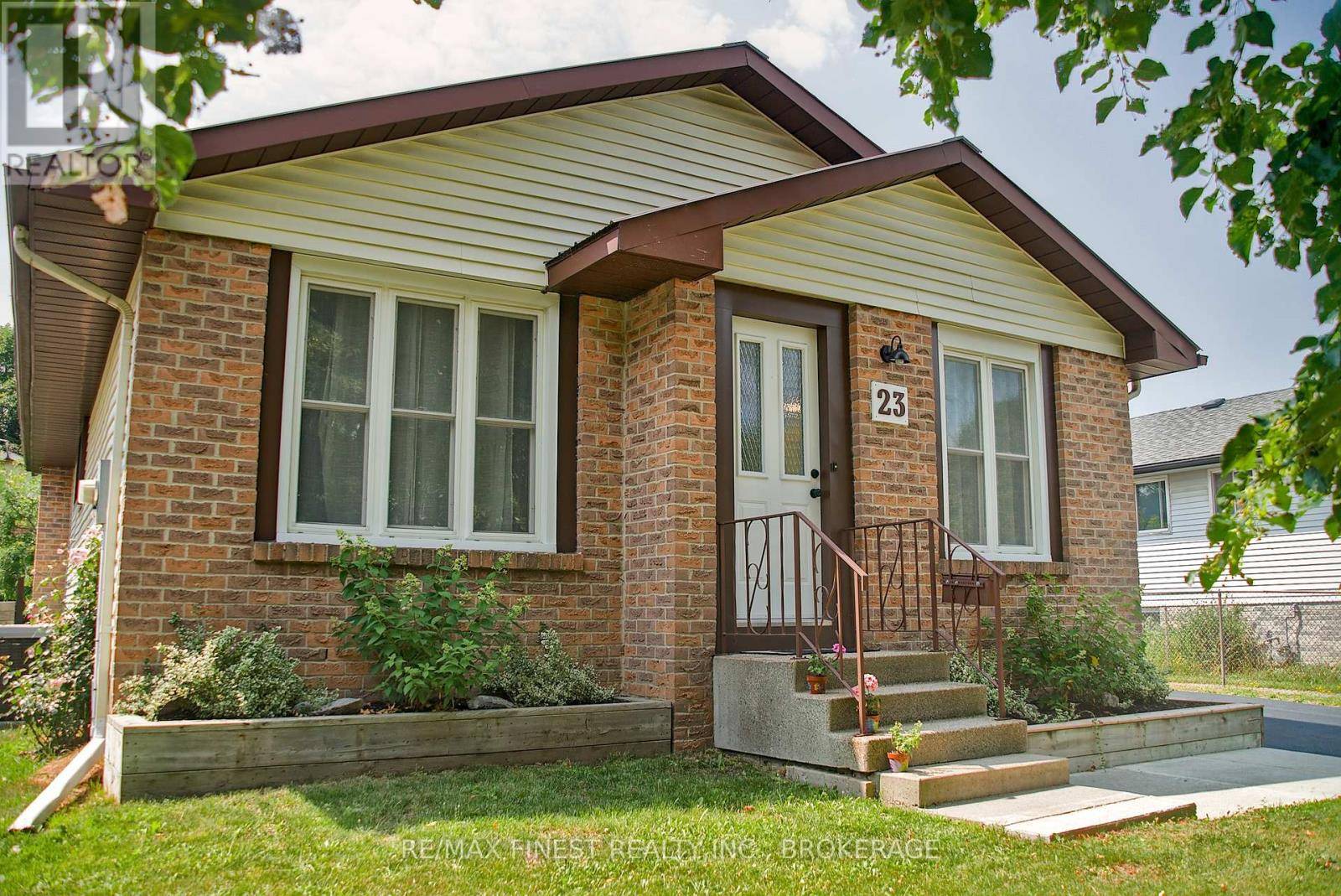 Kingston (rideau), ON K7K6B1,23 DAUPHIN AVENUE