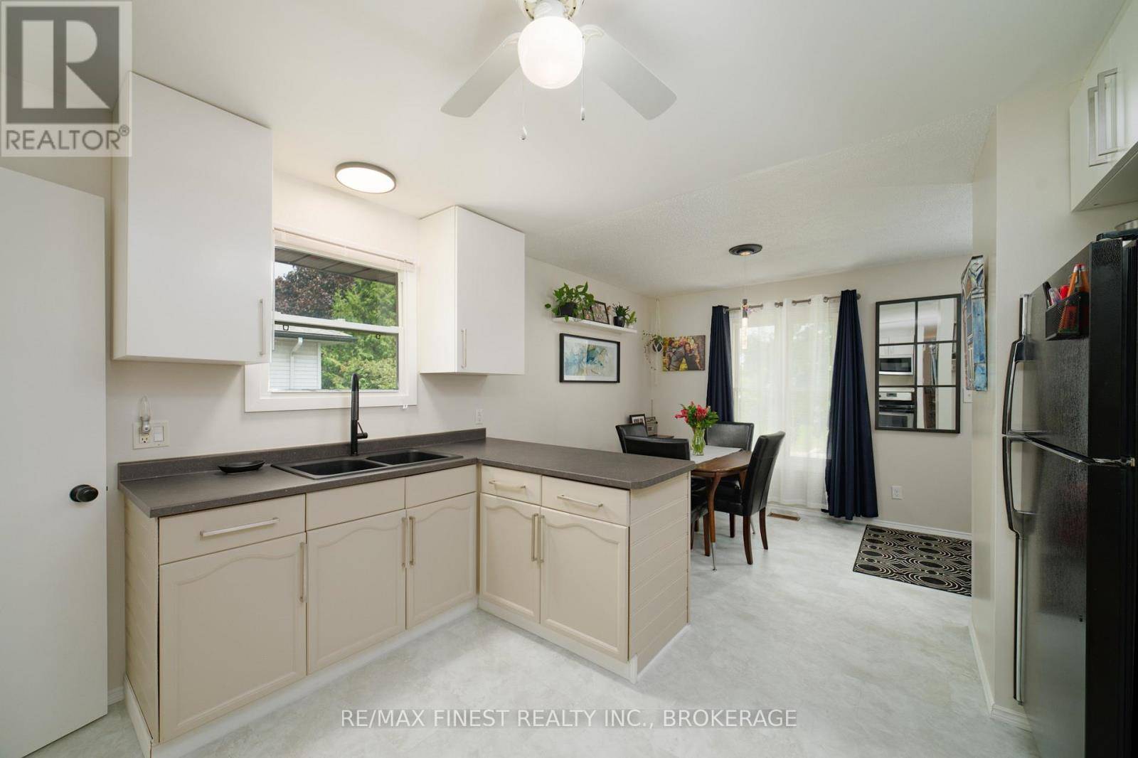 Kingston (rideau), ON K7K6B1,23 DAUPHIN AVENUE