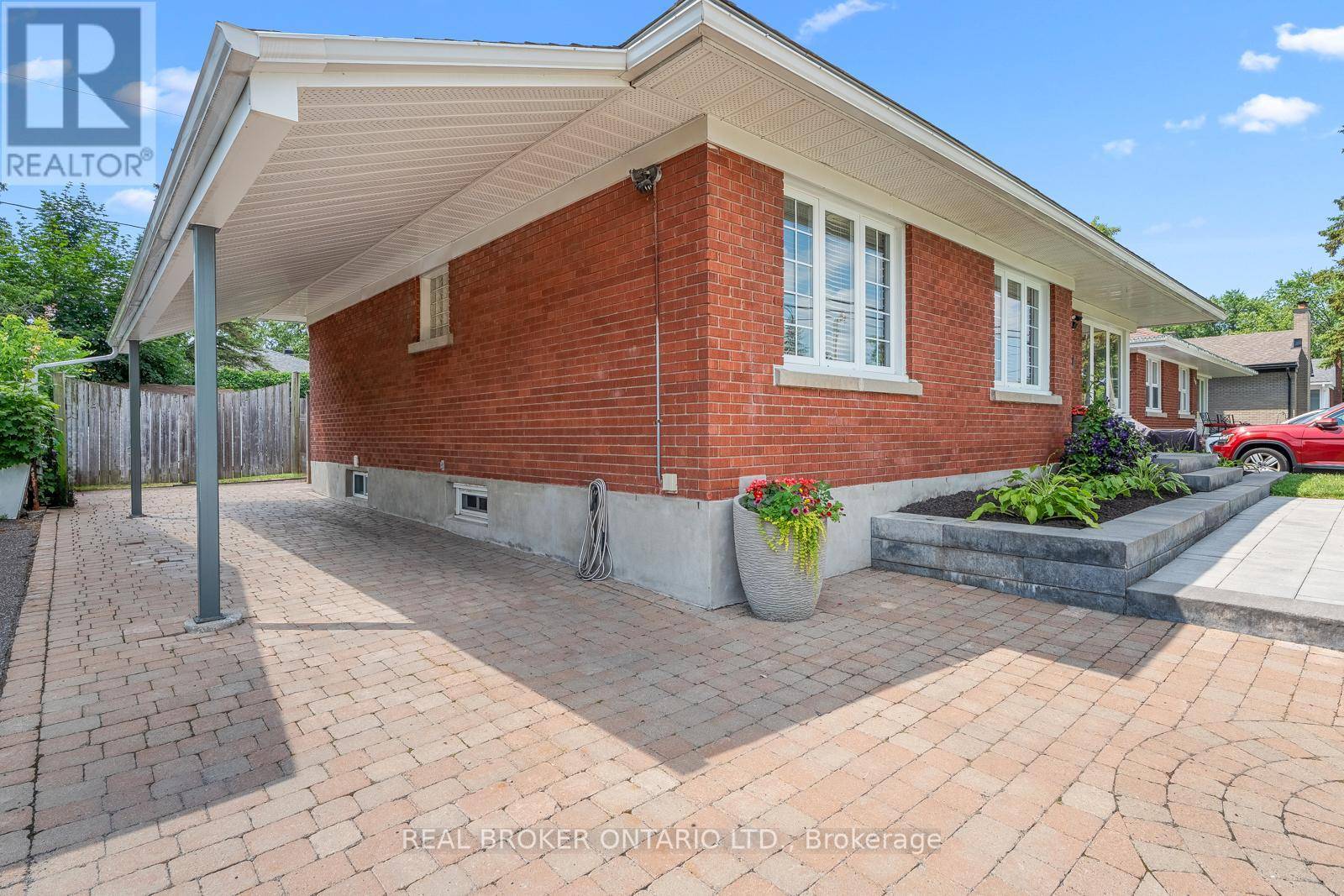 Ottawa, ON K1G1P1,752 SMYTH ROAD