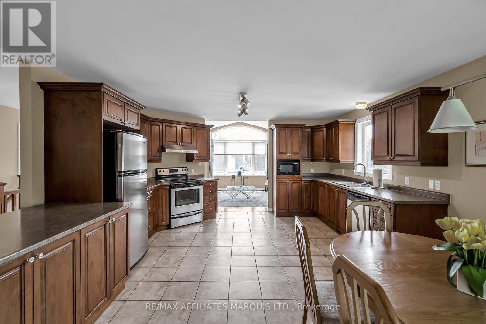 Cornwall, ON K6H6N9,1282 DAPRAT AVENUE