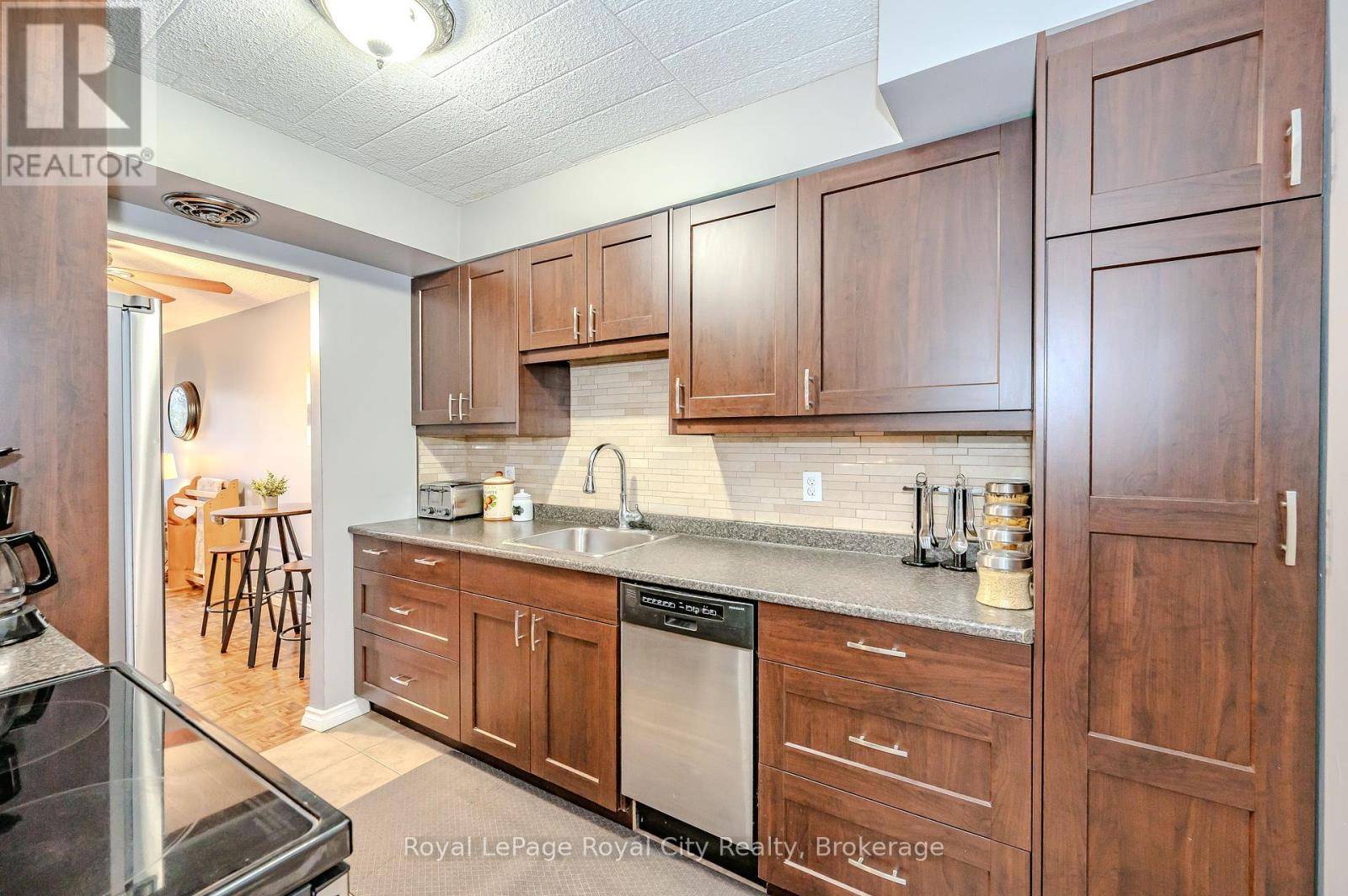 Guelph (dovercliffe Park/old University), ON N1G2V5,105 CONROY CRES #511