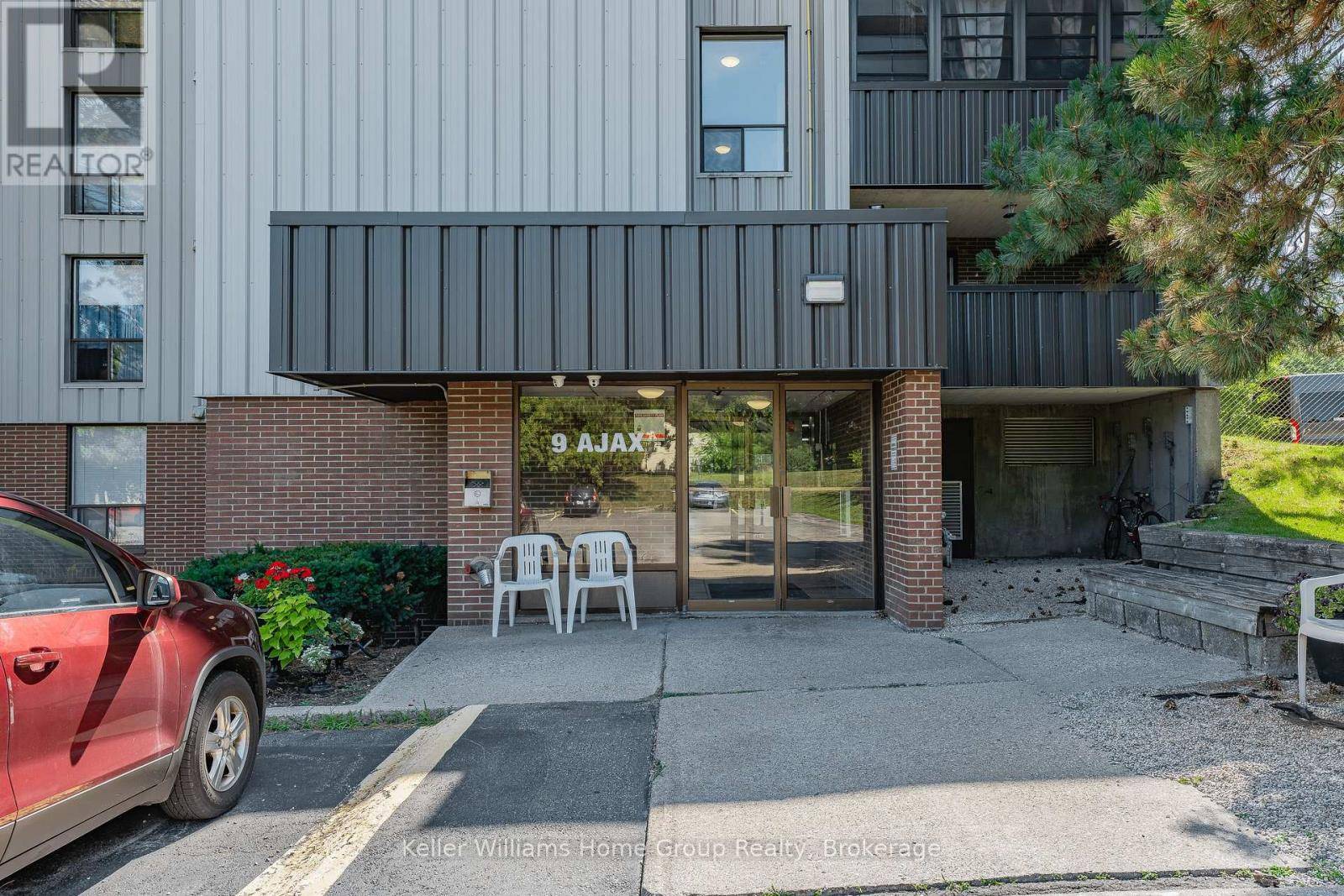 Guelph (junction/onward Willow), ON N1H2A9,9 Ajax ST #204